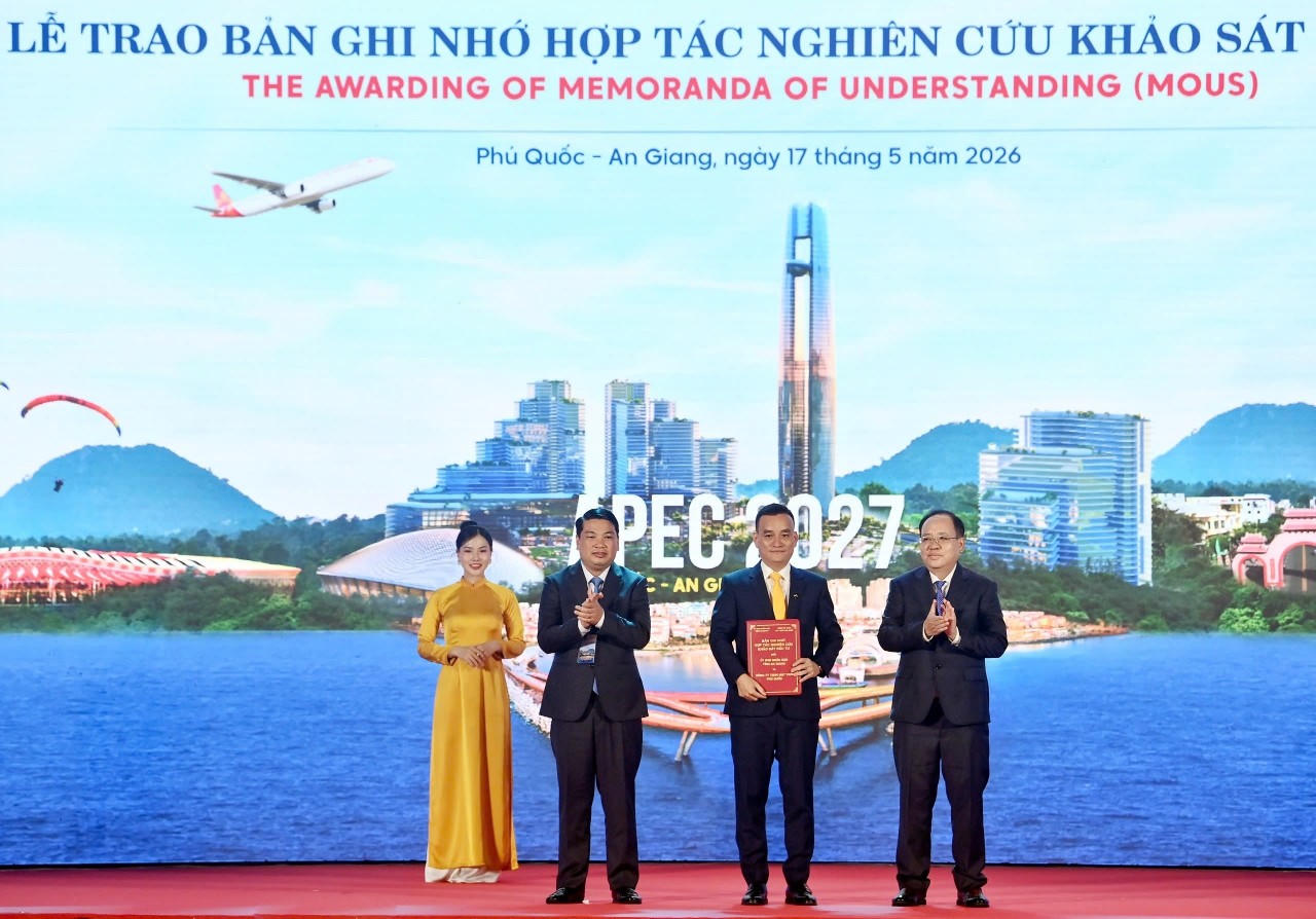 UBND tỉnh An Giang trao quyết định chấp thuận chủ trương đầu tư v&agrave; giấy chứng nhận đăng k&yacute; đầu tư cho 19 dự &aacute;n với tổng số vốn hơn 66.000 tỉ đồng