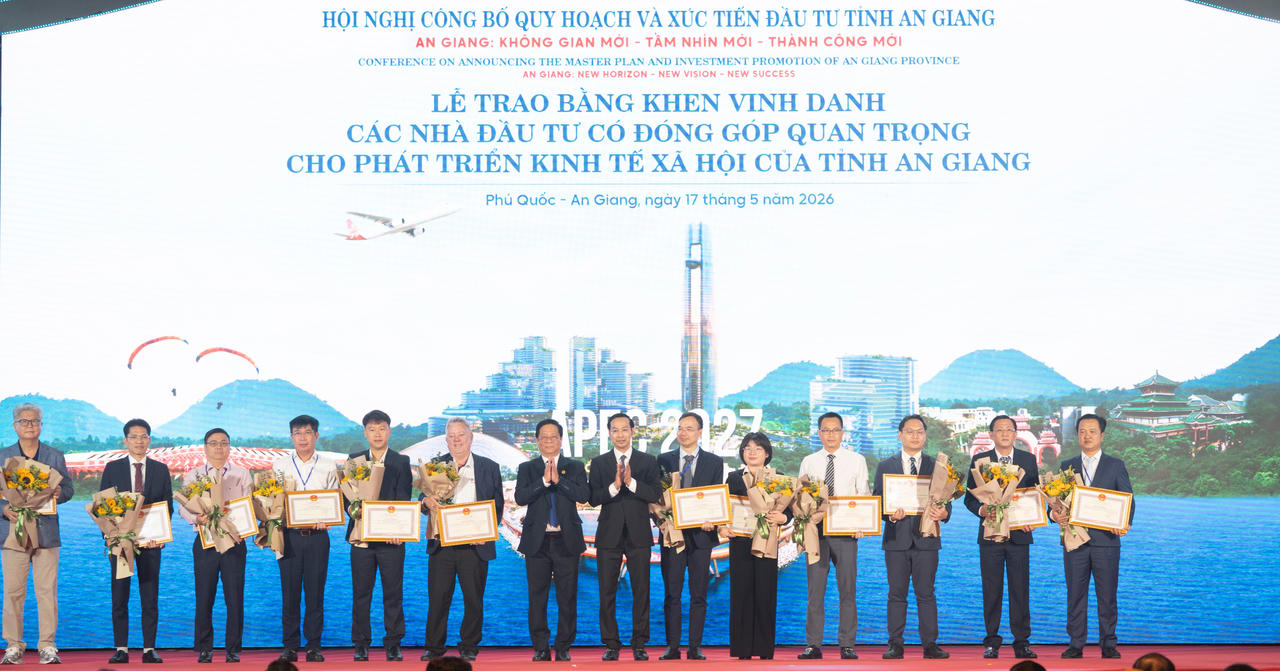 Chủ tịch UBND tỉnh An Giang Hồ Văn Mừng v&agrave; Chủ tịch HĐND tỉnh An Giang Nguyễn Thanh Nh&agrave;n trao tặng Bằng khen của Chủ tịch UBND tỉnh An Giang nhằm vinh danh c&aacute;c doanh nghiệp c&oacute; dự &aacute;n đầu tư v&agrave; đ&oacute;ng g&oacute;p quan trọng cho sự ph&aacute;t triển kinh tế - x&atilde; hội của tỉnh An Giang.