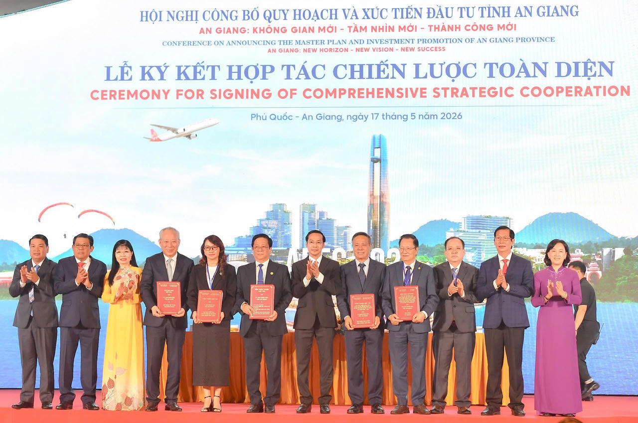 Ủy vi&ecirc;n Ban Chấp h&agrave;nh Trung ương Đảng, Ph&oacute; B&iacute; thư Tỉnh ủy, Chủ tịch UBND tỉnh An Giang Hồ Văn Mừng k&yacute; kết hợp t&aacute;c to&agrave;n diện với c&aacute;c đối t&aacute;c chiến lược.