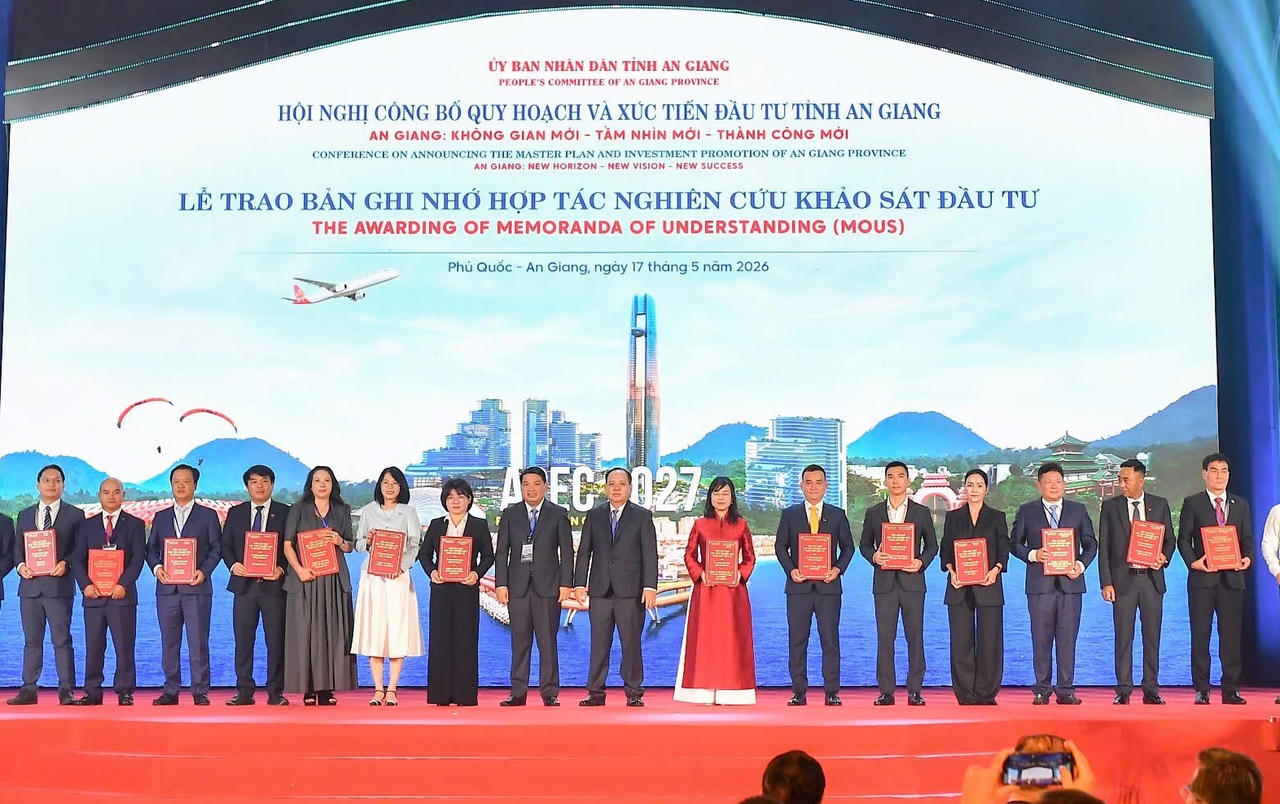 Ủy vi&ecirc;n Ban Thường vụ Tỉnh ủy, Ph&oacute; Chủ tịch UBND tỉnh An Giang Nguyễn Thanh Phong v&agrave; Tỉnh ủy vi&ecirc;n, Ph&oacute; Chủ tịch UBND tỉnh An Giang L&ecirc; Trung Hồ trao bản ghi nhớ hợp t&aacute;c nghi&ecirc;n cứu, khảo s&aacute;t đầu tư cho 24 nh&agrave; đầu tư chiến lược.