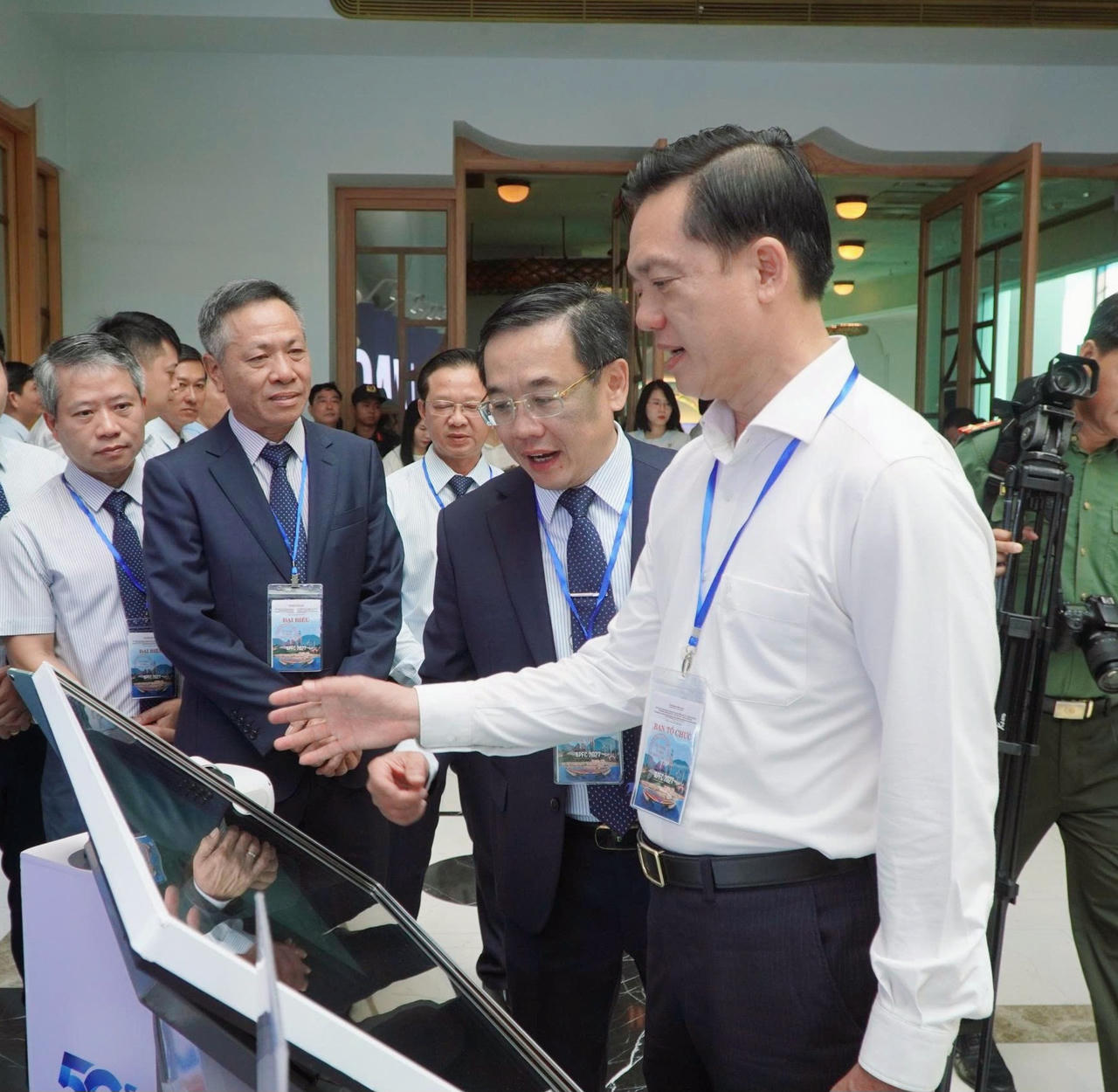 Chủ tịch UBND đặc khu Ph&uacute; Quốc thăm quan giang h&agrave;ng của VNPT
