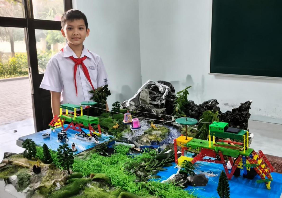Em Nguyễn Ho&agrave;ng Thi&ecirc;n Ph&uacute; b&ecirc;n m&ocirc; h&igrave;nh &ldquo;C&aacute;p treo hỗ trợ học sinh v&ugrave;ng cao đến trường&rdquo; &ndash; sản phẩm gi&agrave;nh giải Nhất c&aacute; nh&acirc;n tại cuộc thi &ldquo;T&igrave;m kiếm Kĩ sư nh&iacute; &ndash; M&ugrave;a 2&rdquo;.