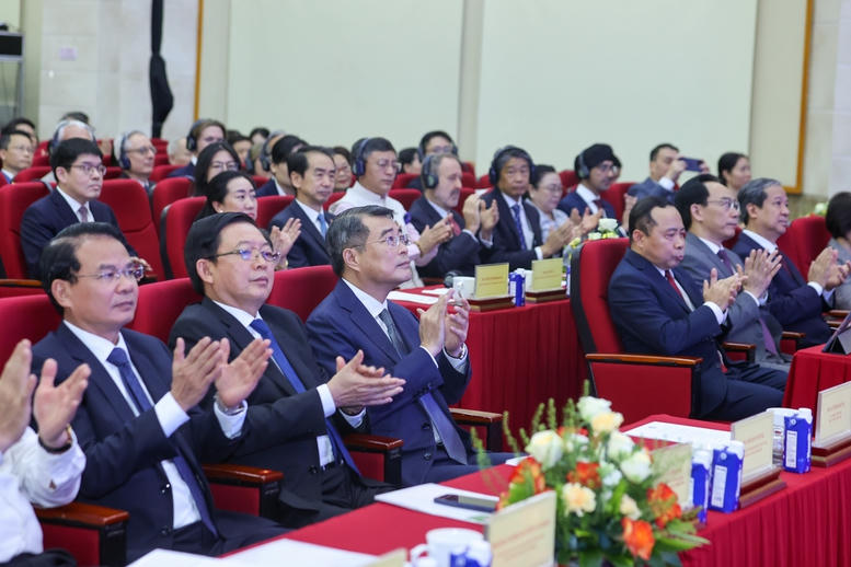 Thủ tướng L&ecirc; Minh Hưng: Khoa học c&ocirc;ng nghệ, đổi mới s&aacute;ng tạo l&agrave; yếu tố sống c&ograve;n để hiện thực h&oacute;a kh&aacute;t vọng ph&aacute;t triển đất nước- Ảnh 2.