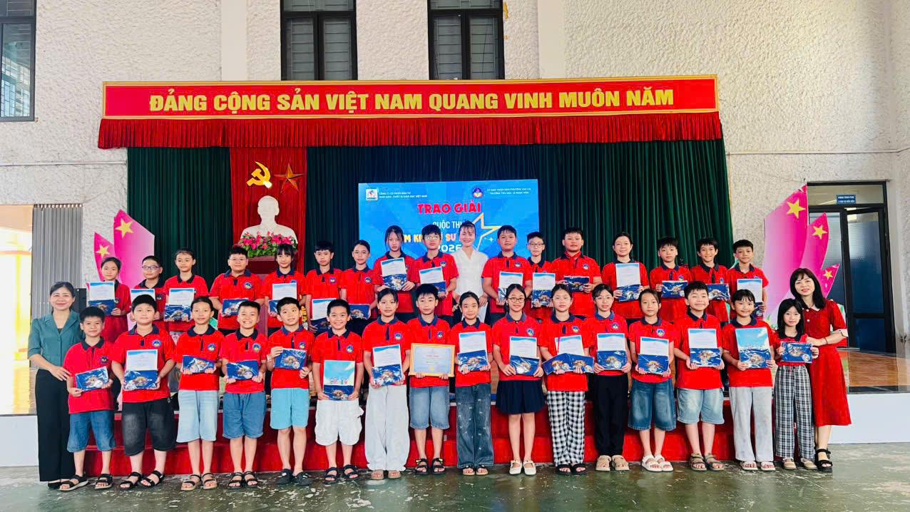Học sinh Trường Tiểu học L&ecirc; Ngọc H&acirc;n (L&agrave;o Cai) tại lễ trao giải &ldquo;Ng&ocirc;i trường của c&aacute;c kĩ sư nh&iacute;&rdquo;.
