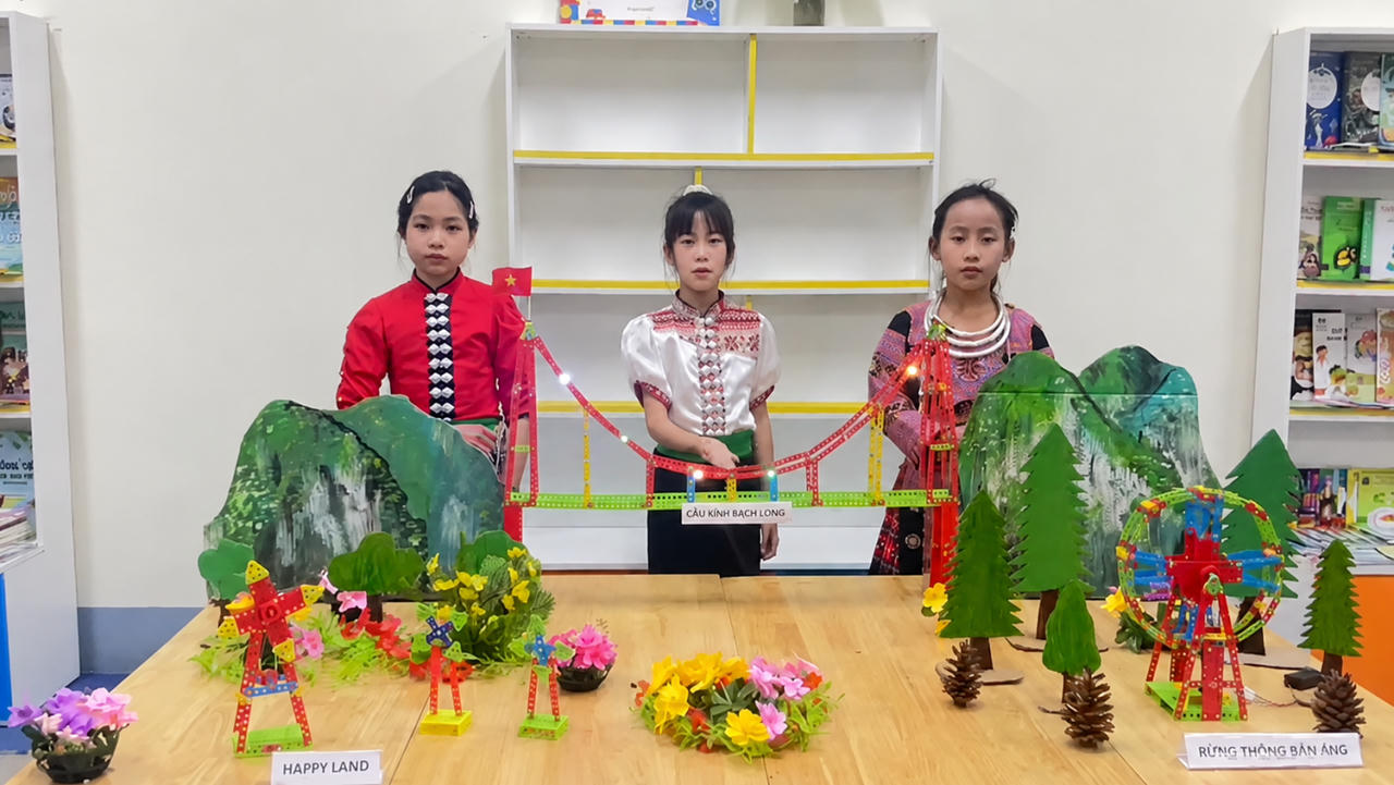 Học sinh giới thiệu m&ocirc; h&igrave;nh &ldquo;Khu du lịch Mộc Ch&acirc;u &ndash; Sơn La&rdquo; với nhiều danh lam thắng cảnh được t&aacute;i hiện bằng tư duy s&aacute;ng tạo v&agrave; m&ocirc; phỏng c&ocirc;ng nghệ.