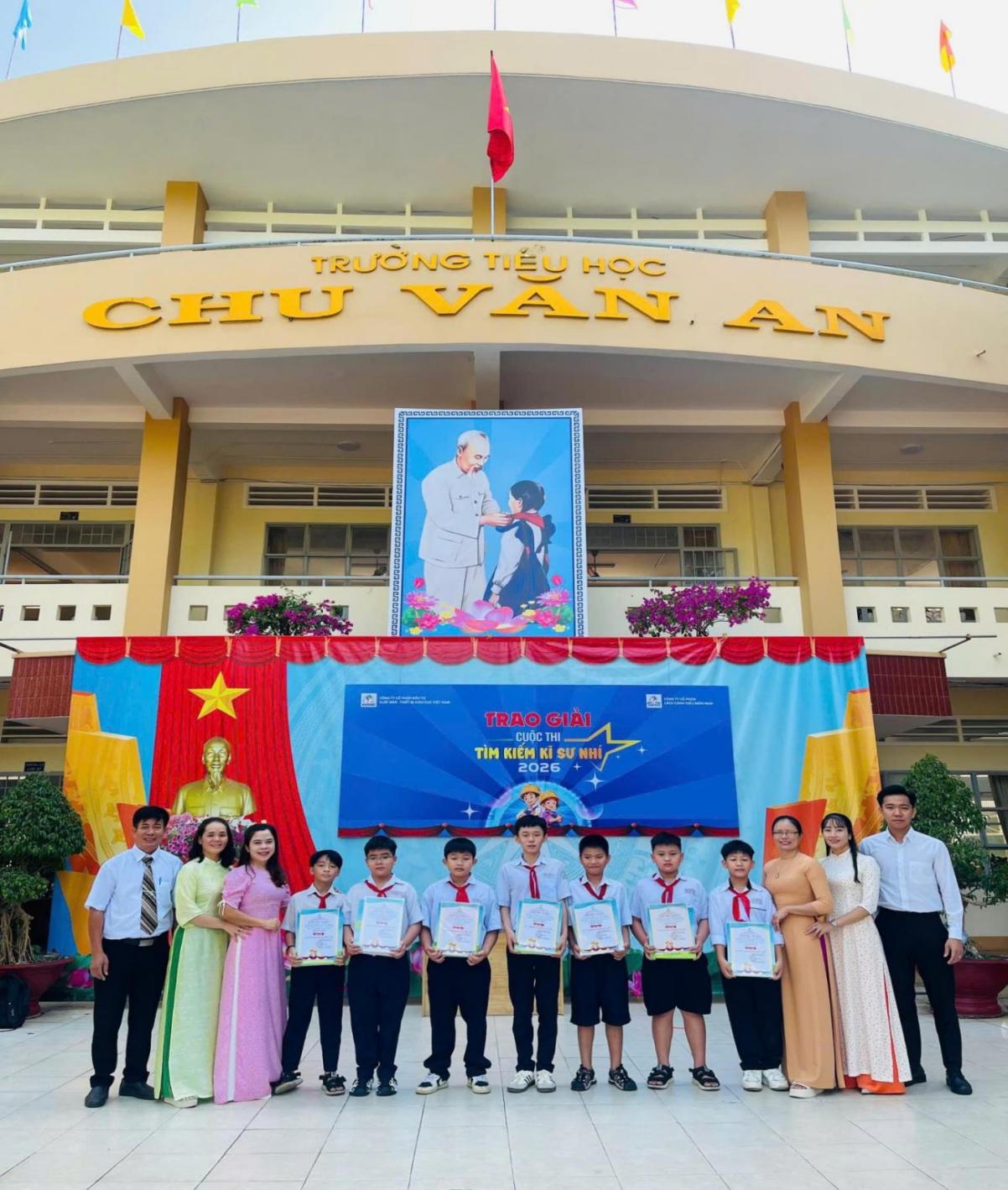 Trường Tiểu học Chu Văn An nhận giải nhất tập thể với m&ocirc; h&igrave;nh &ldquo;Ng&ocirc;i nh&agrave; th&ocirc;ng minh &ndash; Năng lượng xanh&rdquo;, sản phẩm ứng dụng nhiều giải ph&aacute;p c&ocirc;ng nghệ v&agrave; năng lượng t&aacute;i tạo.