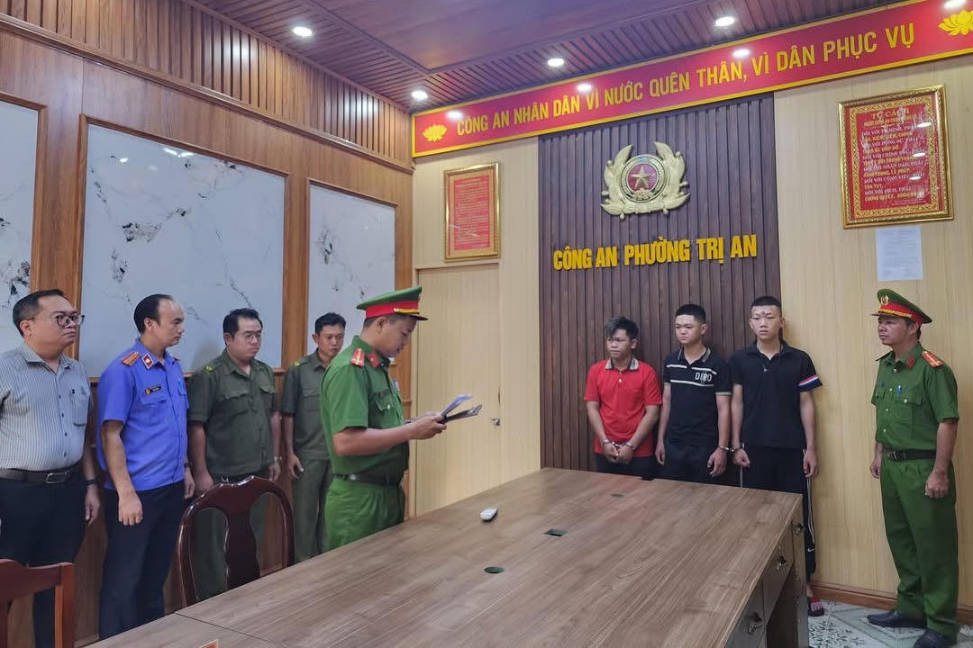 Điều tra vi&ecirc;n bố tr&iacute; tại C&ocirc;ng an phường Trị An tống đạt quyết định khởi tố vụ &aacute;n, khởi tố bị can v&agrave; Lệnh bắt bị can để tạm giam đối với 3 đối tượng.