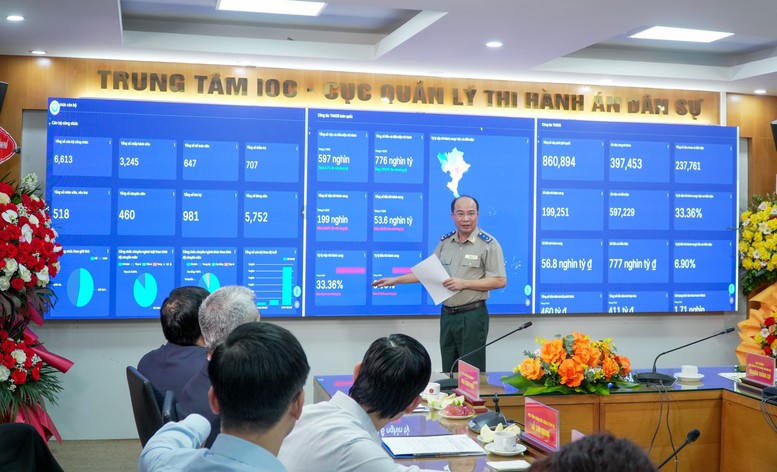 Cục trưởng Cục Quản l&yacute; THADS Nguyễn Thắng Lợi giới thi&ecirc;̣u các chức năng chính v&agrave; vận h&agrave;nh Trung t&acirc;m IOC tại Cục Quản l&yacute; THADS. Ảnh: VGP