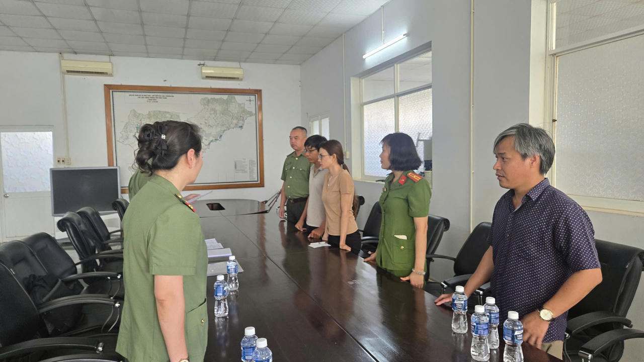 Triệt ph&aacute; vụ vận chuyển gần 90 tấn quặng c&oacute; chứa chất ph&oacute;ng xạ