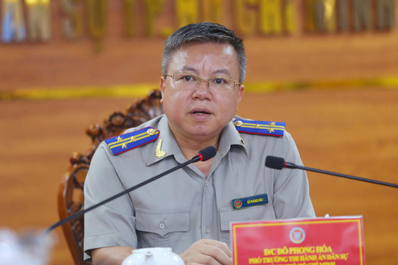 &Ocirc;ng Đỗ Phong H&oacute;a, Ph&oacute; Trưởng THADS TP. Hồ Ch&iacute; Minh trao đổi với b&aacute;o ch&iacute;