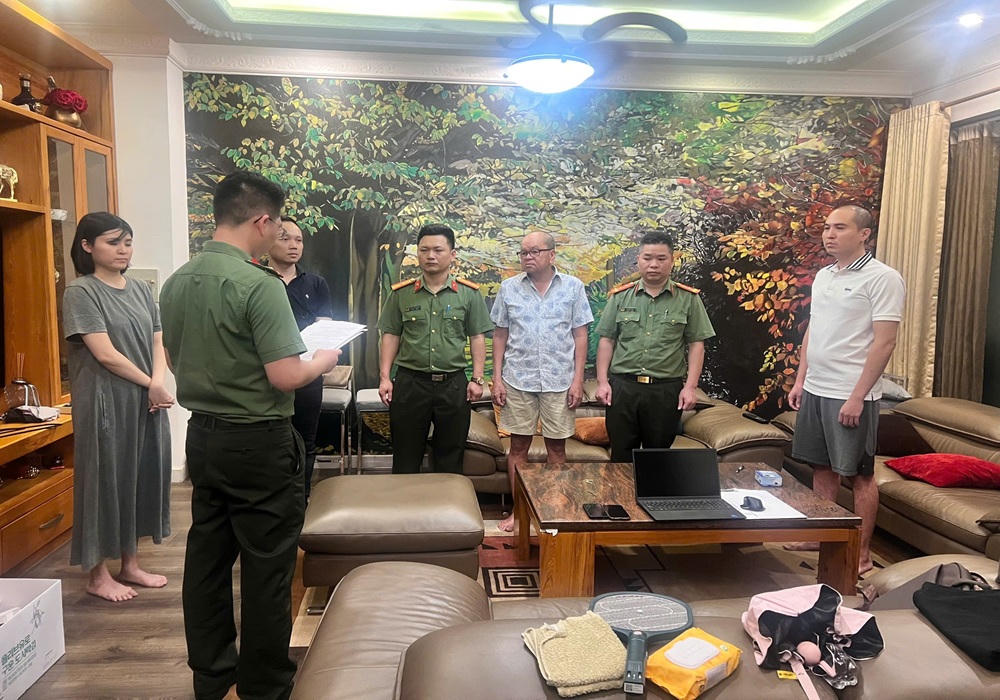 Thực hiện Lệnh bắt với Trần Văn Quận.