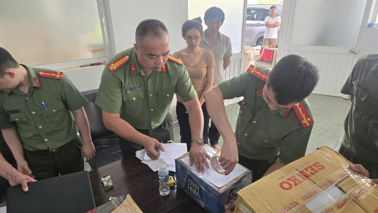 Lực lượng chức năng kh&aacute;m x&eacute;t tại ph&ograve;ng l&agrave;m việc của C&ocirc;ng ty Đường L&acirc;m.
