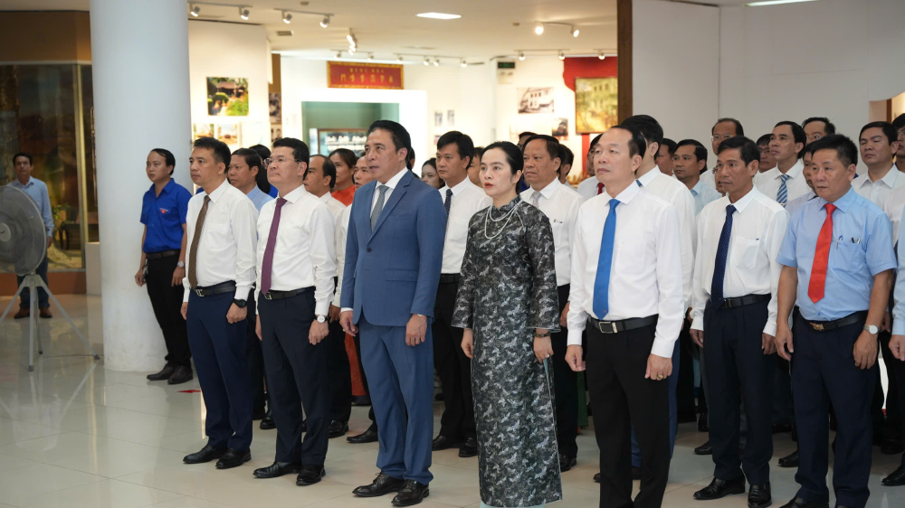 L&atilde;nh đạo TP Huế c&ugrave;ng c&aacute;n bộ, đảng vi&ecirc;n Đảng bộ UBND th&agrave;nh phố d&acirc;ng hoa, tưởng nhớ Chủ tịch Hồ Ch&iacute; Minh.
