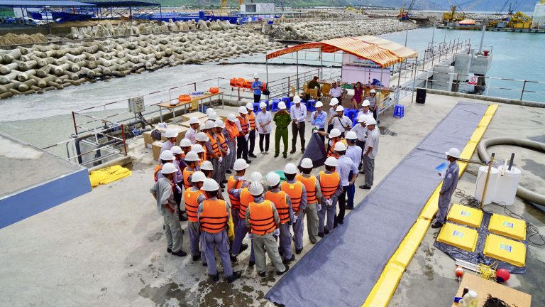 C&aacute;c doanh nghiệp hiện nay rất cần c&aacute;c lớp đ&agrave;o tạo tập huấn về kỹ năng ứng ph&oacute; sự cố tr&agrave;n dầu. (Ảnh: NVCC)