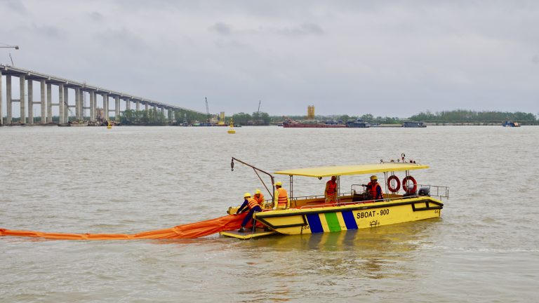 Một trong những hoạt động ứng ph&oacute; sự cố m&ocirc;i trường. (Ảnh: NVCC)