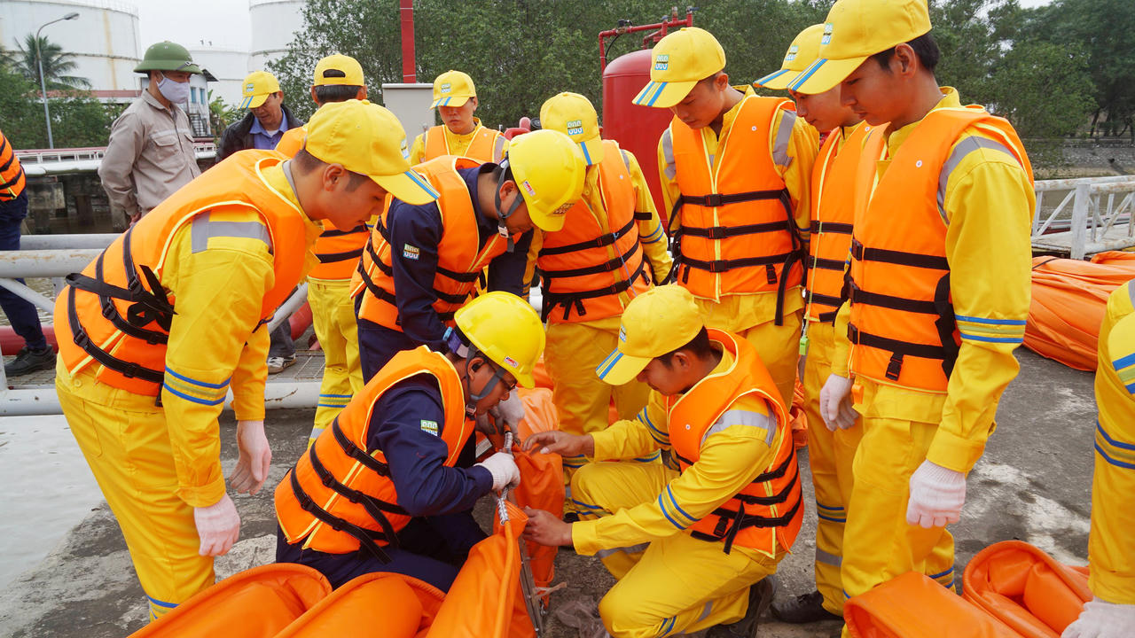 Bảo vệ m&ocirc;i trường kh&ocirc;ng bắt đầu từ một tập hồ sơ, m&agrave; bắt đầu từ nhận thức đ&uacute;ng. (Ảnh: NVCC)