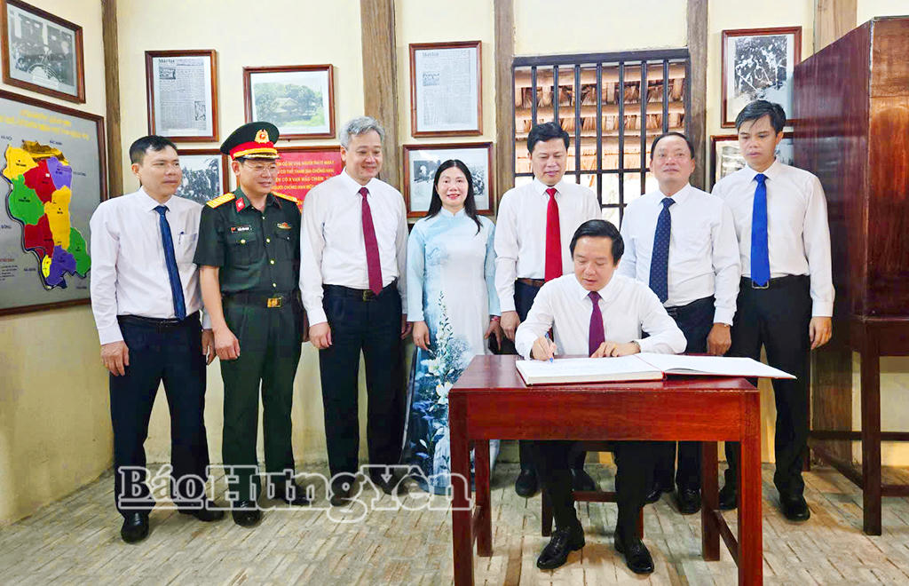&Ocirc;ng&nbsp;Phạm Quang Ngọc - Ủy vi&ecirc;n Ban Chấp h&agrave;nh Trung ương Đảng, B&iacute; thư Tỉnh ủy Hưng Y&ecirc;n ghi sổ lưu niệm tại Nh&agrave; lưu niệm B&aacute;c Hồ. (Ảnh: B&aacute;o Hưng Y&ecirc;n)&nbsp;