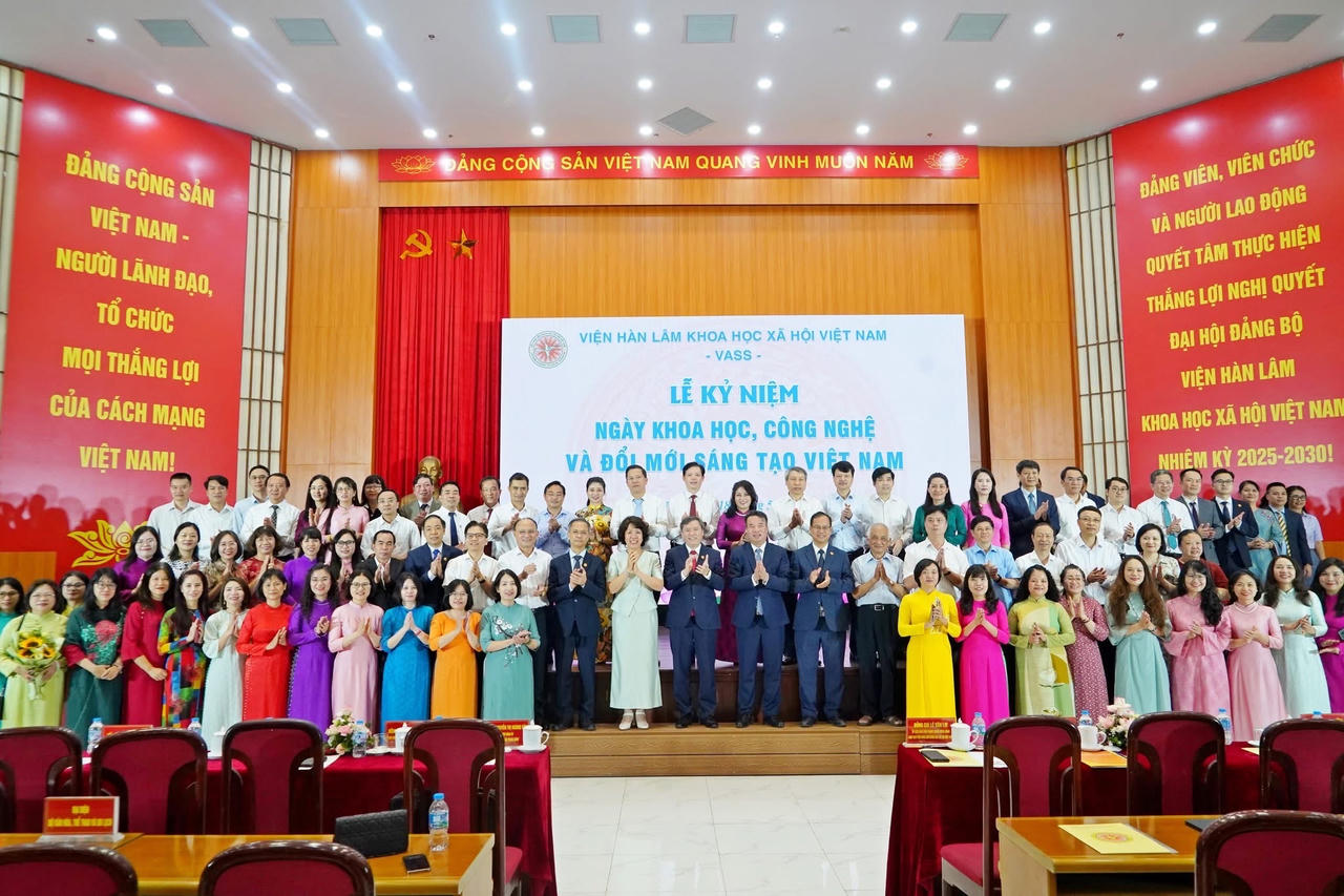 C&aacute;c đại biểu chụp ảnh lưu niệm.