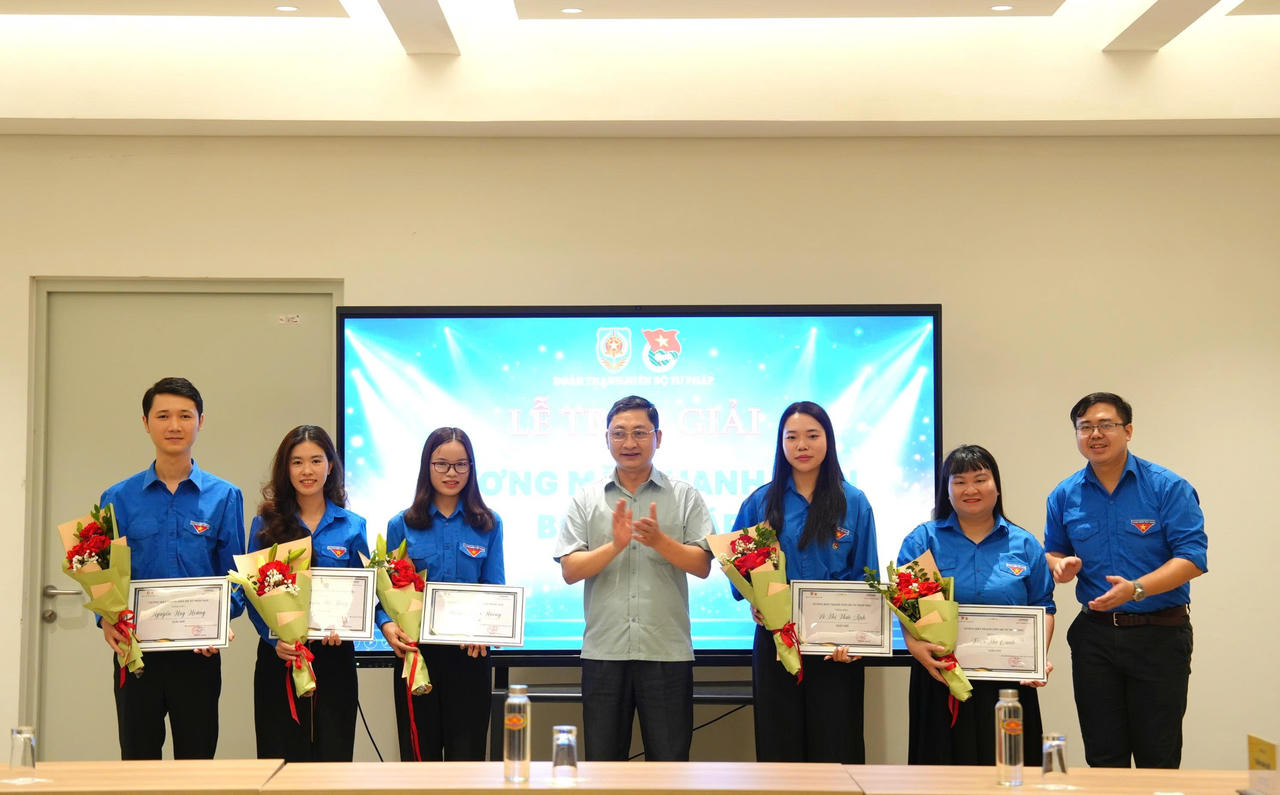 đồng ch&iacute; Nguyễn Quang Huy, Ph&oacute; B&iacute; thư Đo&agrave;n Bộ v&agrave; đồng ch&iacute;&nbsp;Trần Anh Đức, Uỷ vi&ecirc;n Ban Chấp h&agrave;nh, Ch&aacute;nh Văn ph&ograve;ng Đảng ủy Bộ Tư ph&aacute;p trao giải Nh&igrave; cho c&aacute;c c&aacute; nh&acirc;n