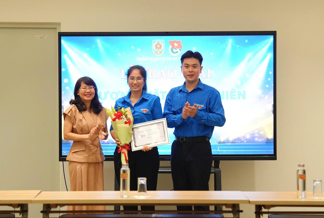 Đồng ch&iacute; Phan Thị Hồng H&agrave;, Ủy vi&ecirc;n Ban Chấp h&agrave;nh Đảng ủy Bộ, Vụ trưởng Vụ Tổ chức c&aacute;n bộ v&agrave; đồng ch&iacute; Nguyễn Việt H&agrave;, B&iacute; thư Đo&agrave;n Thanh ni&ecirc;n Bộ Tư ph&aacute;p l&ecirc;n trao Giải Nhất