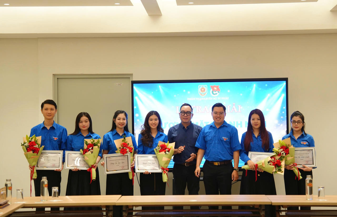 Đồng ch&iacute; Trần Đức Anh, Uỷ vi&ecirc;n Ban Thường vụ Đo&agrave;n Bộ, Trưởng Ban Tuy&ecirc;n gi&aacute;o Đo&agrave;n Bộ v&agrave; đại diện C&ocirc;ng ty Luật Việt Nam trao giải c&aacute;c c&aacute; nh&acirc;n đạt giải Ba