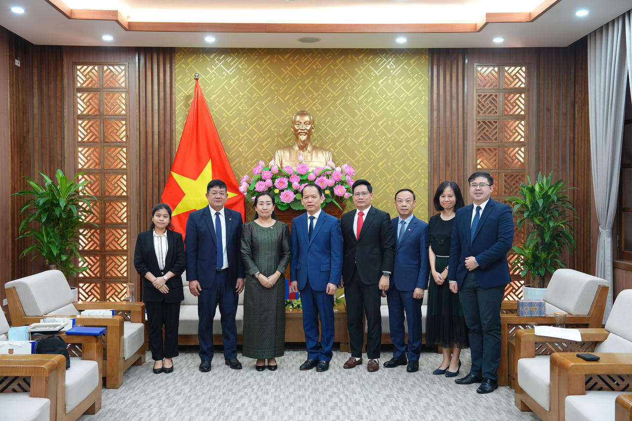 Bộ trưởng Ho&agrave;ng Thanh T&ugrave;ng chụp ảnh lưu niệm c&ugrave;ng&nbsp;b&agrave; Touch Pharat v&agrave; Đo&agrave;n đại biểu 2 b&ecirc;n.