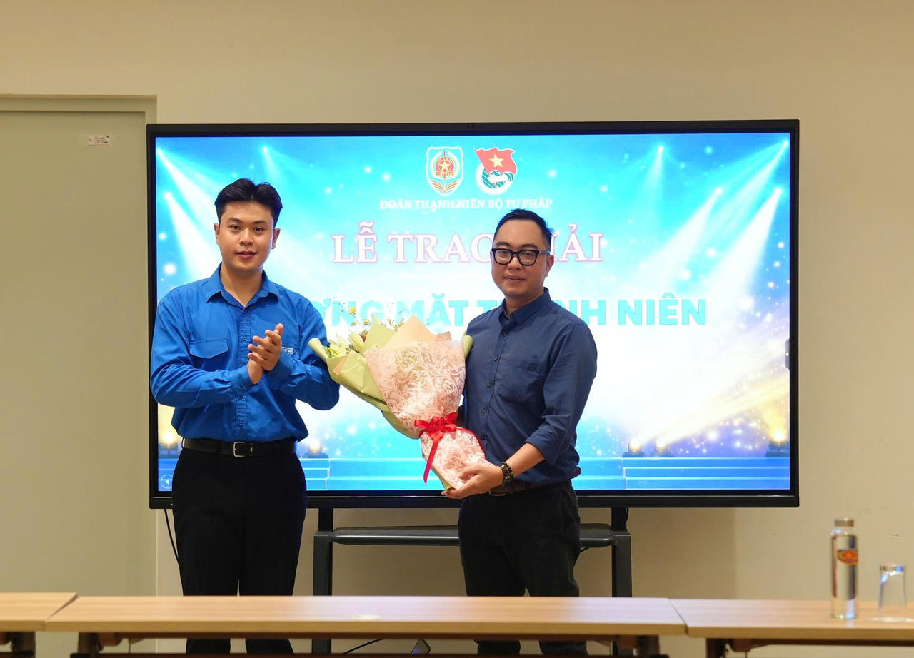 B&iacute; thư Đo&agrave;n Bộ Tư ph&aacute;p Nguyễn Việt H&agrave; tặng hoa tri &acirc;n C&ocirc;ng ty Luật Việt Nam đồng h&agrave;nh c&ugrave;ng chương tr&igrave;nh