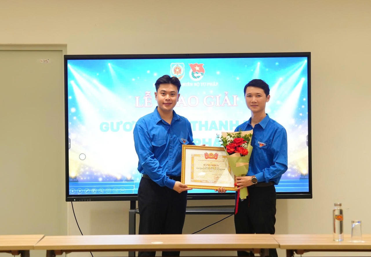 Đồng ch&iacute; Nguyễn Huy Ho&agrave;ng vinh dự nhận Bằng khen&nbsp;rung ương Đo&agrave;n Thanh ni&ecirc;n Cộng sản Hồ Ch&iacute; Minh