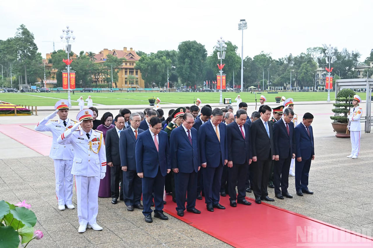 C&aacute;c đồng ch&iacute; l&atilde;nh đạo, nguy&ecirc;n l&atilde;nh đạo Đảng, Nh&agrave; nước th&agrave;nh k&iacute;nh tưởng nhớ c&ocirc;ng lao to lớn của Chủ tịch Hồ Ch&iacute; Minh. Ảnh: nhandan.vn