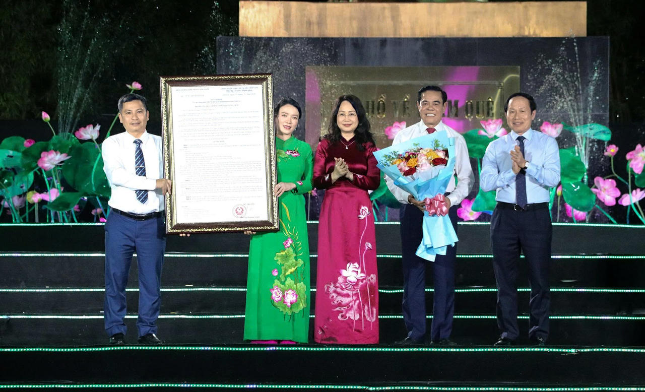 Ph&oacute; Thủ tướng Ch&iacute;nh phủ L&ecirc; Tiến Ch&acirc;u v&agrave; Bộ&nbsp;trưởng Bộ VHTT&amp;amp;DL L&acirc;m Thị Phương Thanh trao Quyết định c&ocirc;ng nhận Khu du lịch Quốc gia Kim Li&ecirc;n. Ảnh: Vũ Đồng