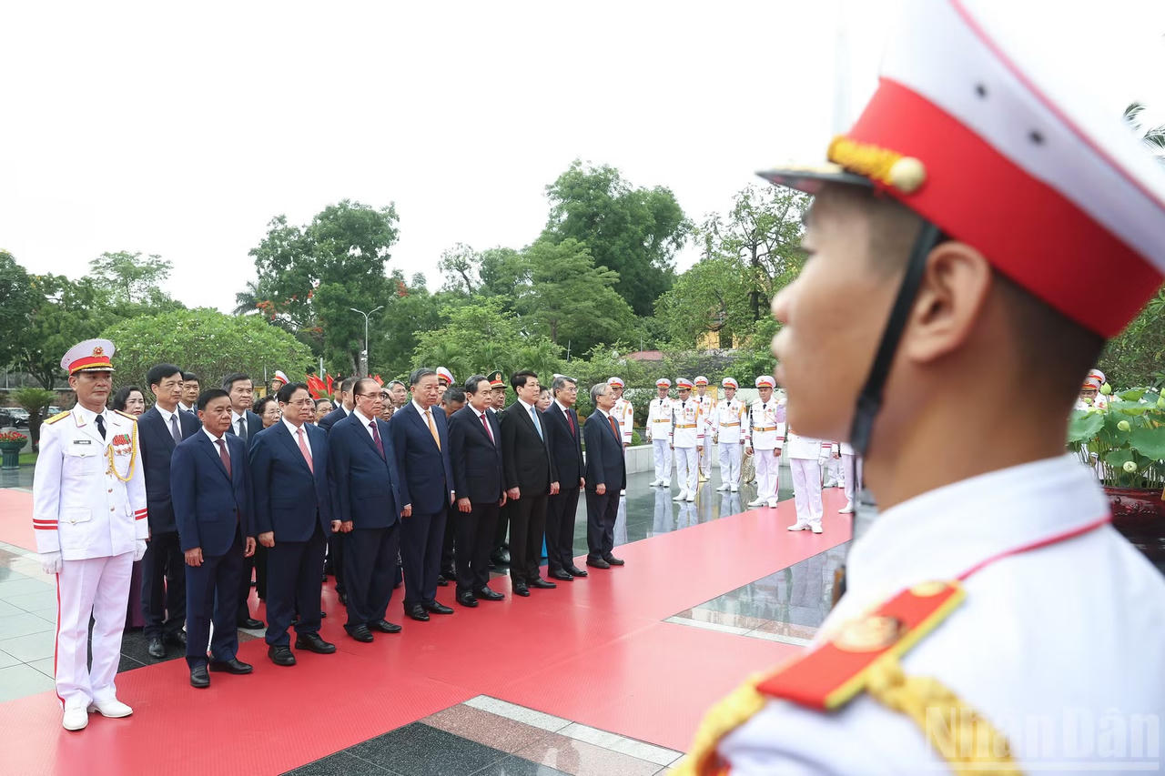 C&aacute;c đồng ch&iacute; l&atilde;nh đạo, nguy&ecirc;n l&atilde;nh đạo Đảng, Nh&agrave; nước tới đặt v&ograve;ng hoa, tưởng niệm c&aacute;c Anh h&ugrave;ng liệt sĩ tại Đ&agrave;i tưởng niệm c&aacute;c Anh h&ugrave;ng liệt sĩ tr&ecirc;n đường Bắc Sơn. Ảnh: nhandan.vn