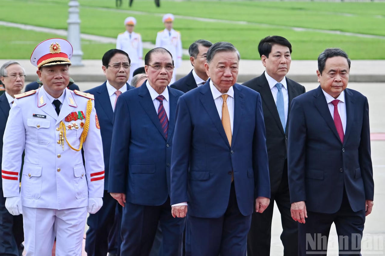 Tổng B&iacute; thư, Chủ tịch nước T&ocirc; L&acirc;m dẫn đầu đo&agrave;n đại biểu v&agrave;o Lăng viếng Chủ tịch Hồ Ch&iacute; Minh. Ảnh: nhandan.vn