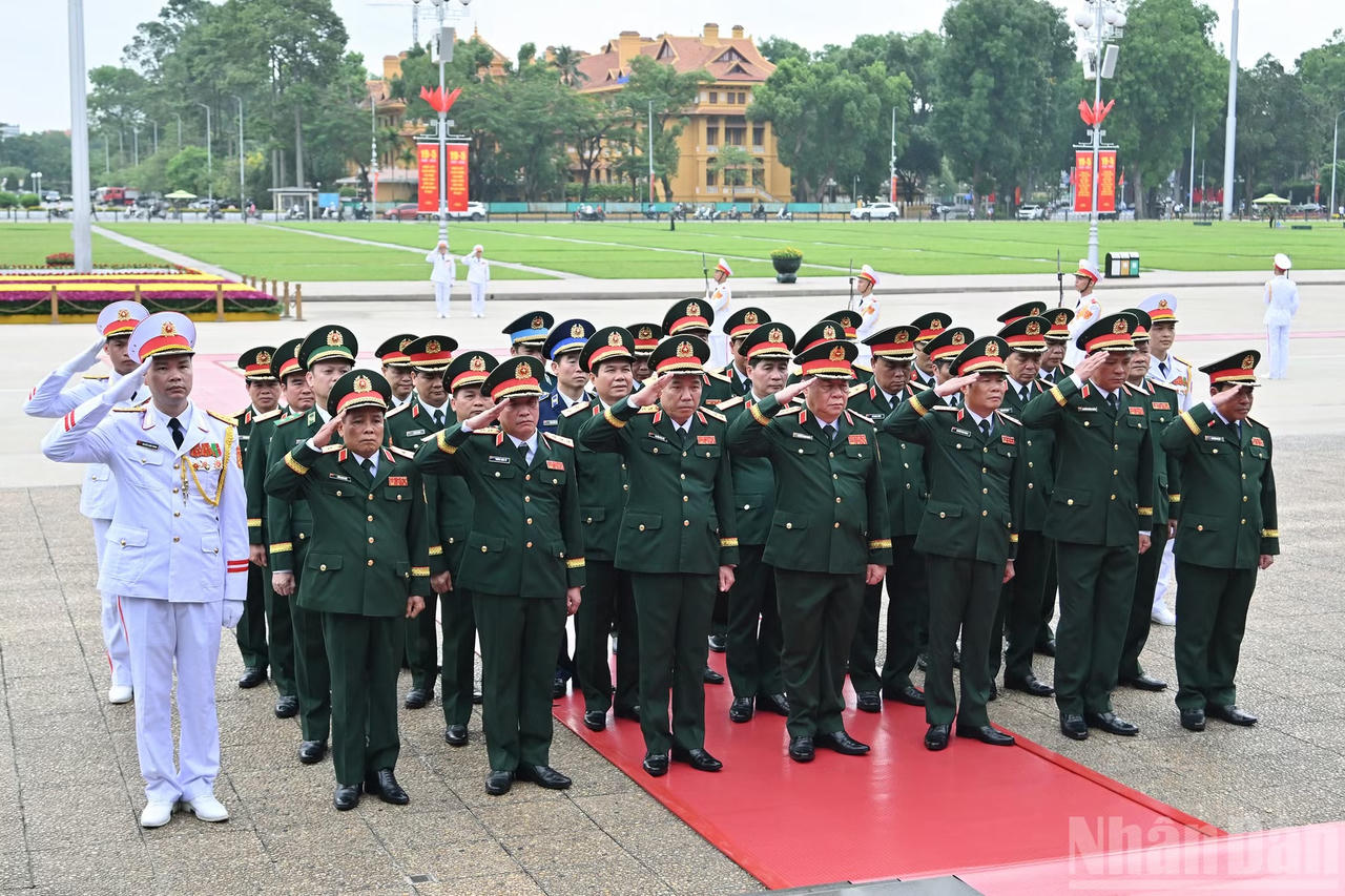 Đo&agrave;n đại biểu Qu&acirc;n ủy Trung ương-Bộ Quốc ph&ograve;ng th&agrave;nh k&iacute;nh tưởng nhớ Chủ tịch Hồ Ch&iacute; Minh. Ảnh: nhandan.vn
