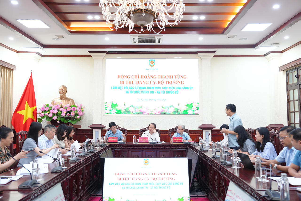 Quang cảnh buổi l&agrave;m việc.