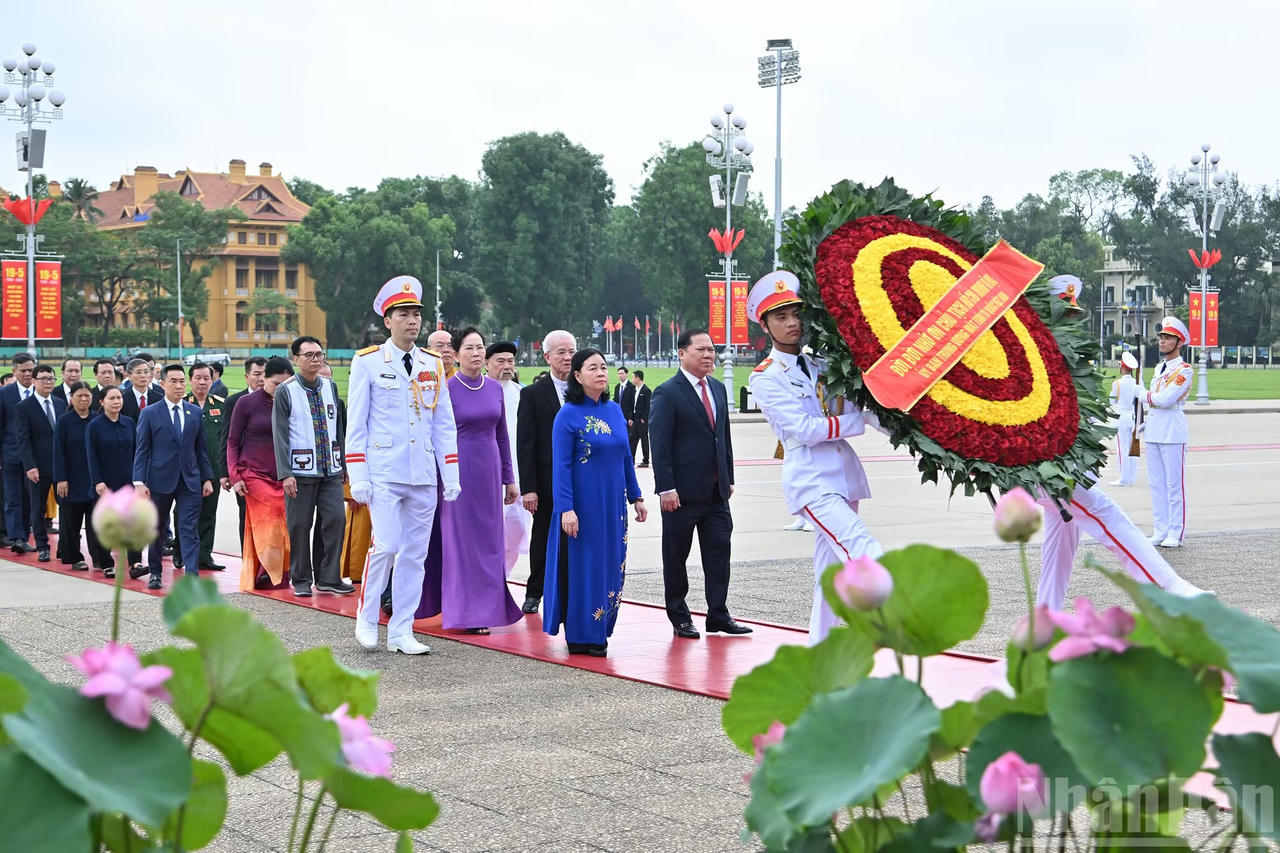 Đo&agrave;n Ủy ban Trung ương Mặt trận Tổ quốc Việt Nam v&agrave;o Lăng viếng Chủ tịch Hồ Ch&iacute; Minh. Ảnh: nhandan.vn