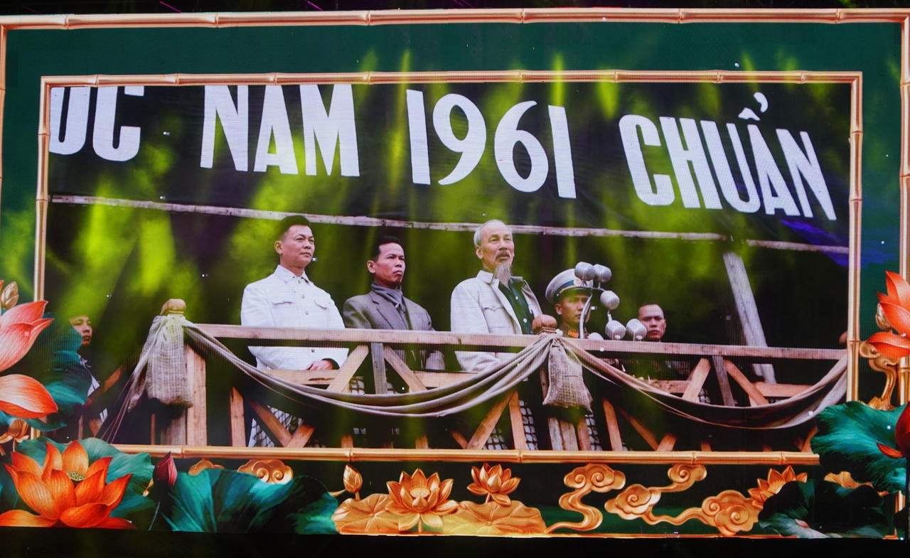 H&igrave;nh ảnh tư liệu về B&aacute;c Hồ tr&ecirc;n s&acirc;n khấu khai mạc Lễ hội L&agrave;ng Sen 2026. Ảnh: Tuyết Lan