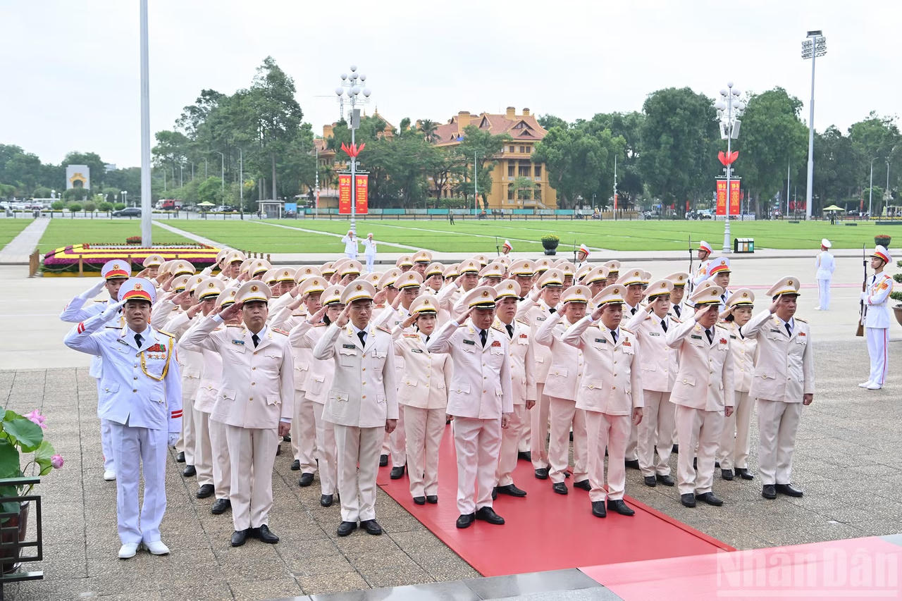 Đo&agrave;n đại biểu Đảng ủy C&ocirc;ng an Trung ương - Bộ C&ocirc;ng an th&agrave;nh k&iacute;nh tưởng nhớ Chủ tịch Hồ Ch&iacute; Minh. Ảnh: nhandan.vn