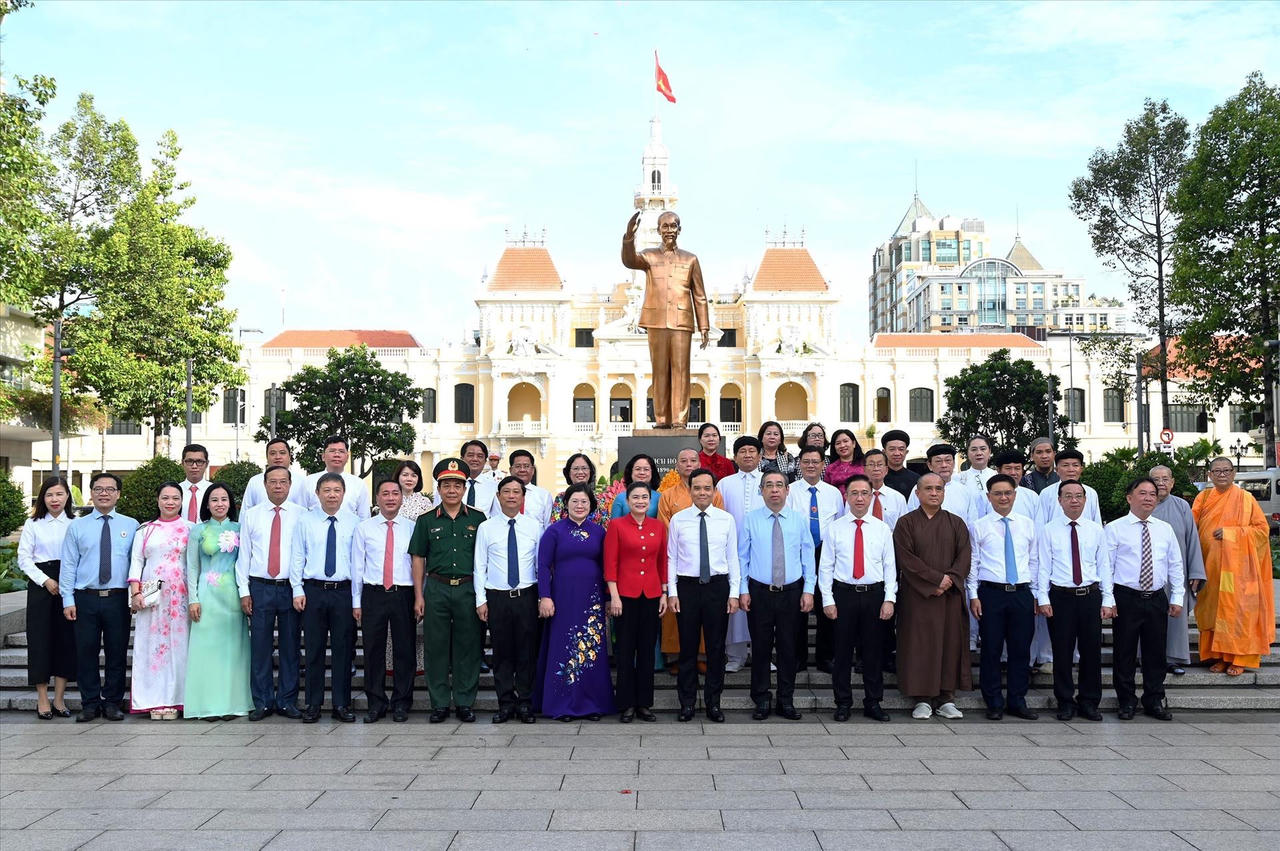 Ủy vi&ecirc;n Bộ Ch&iacute;nh trị, B&iacute; thư Th&agrave;nh ủy Th&agrave;nh phố Hồ Ch&iacute; Minh Trần Lưu Quang c&ugrave;ng đo&agrave;n đại biểu Th&agrave;nh phố chụp ảnh lưu niệm b&ecirc;n tượng đ&agrave;i Chủ tịch Hồ Ch&iacute; Minh, tại phố đi bộ Nguyễn Huệ, phường S&agrave;i G&ograve;n. Ảnh: Thanh Vũ/TTXVN