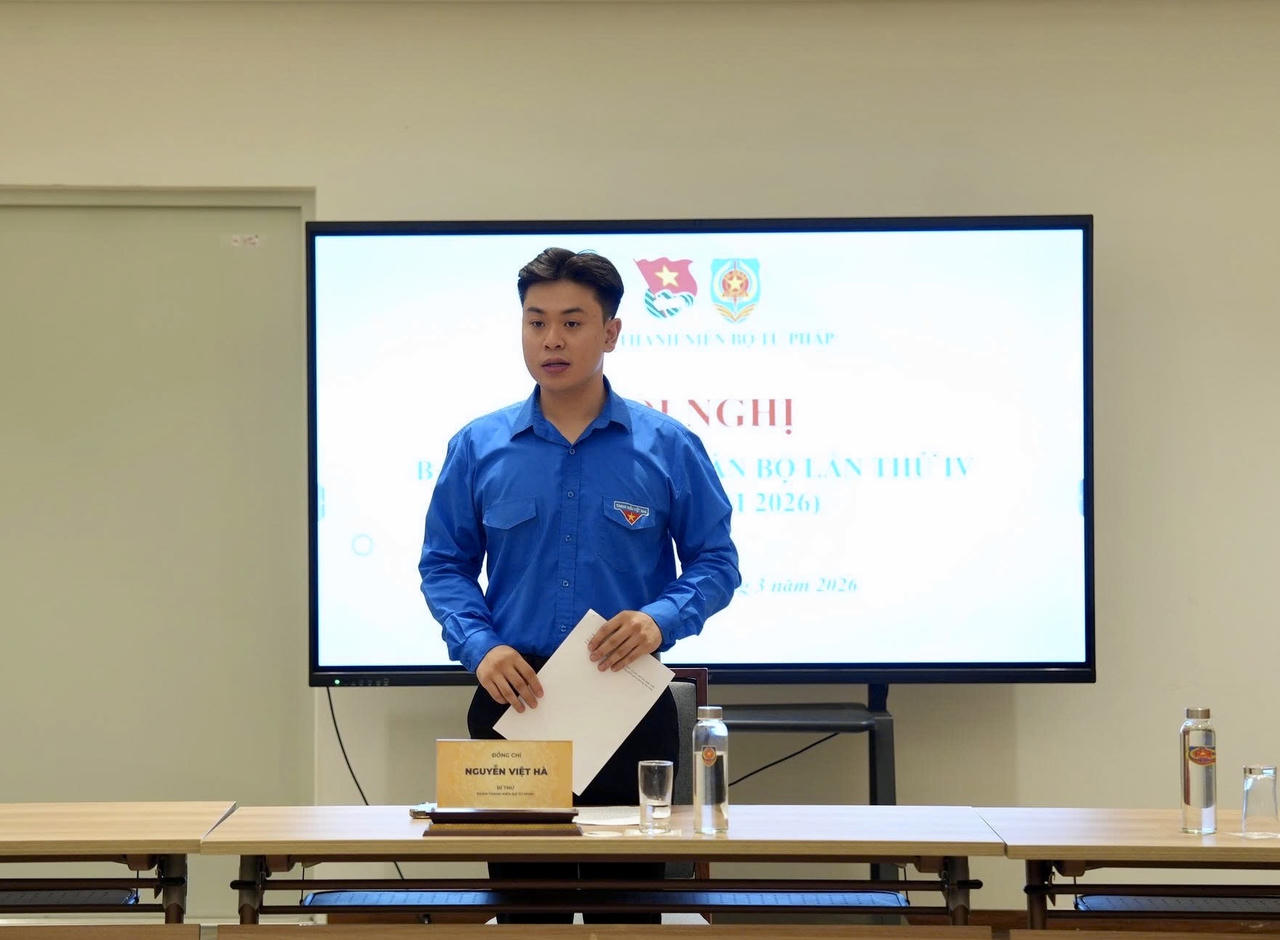 Bí Thư Đoàn TNCS H&ocirc;̀ Chí Minh B&ocirc;̣ Tư pháp Nguy&ecirc;̃n Vi&ecirc;̣t Hà ph&aacute;t biểu.