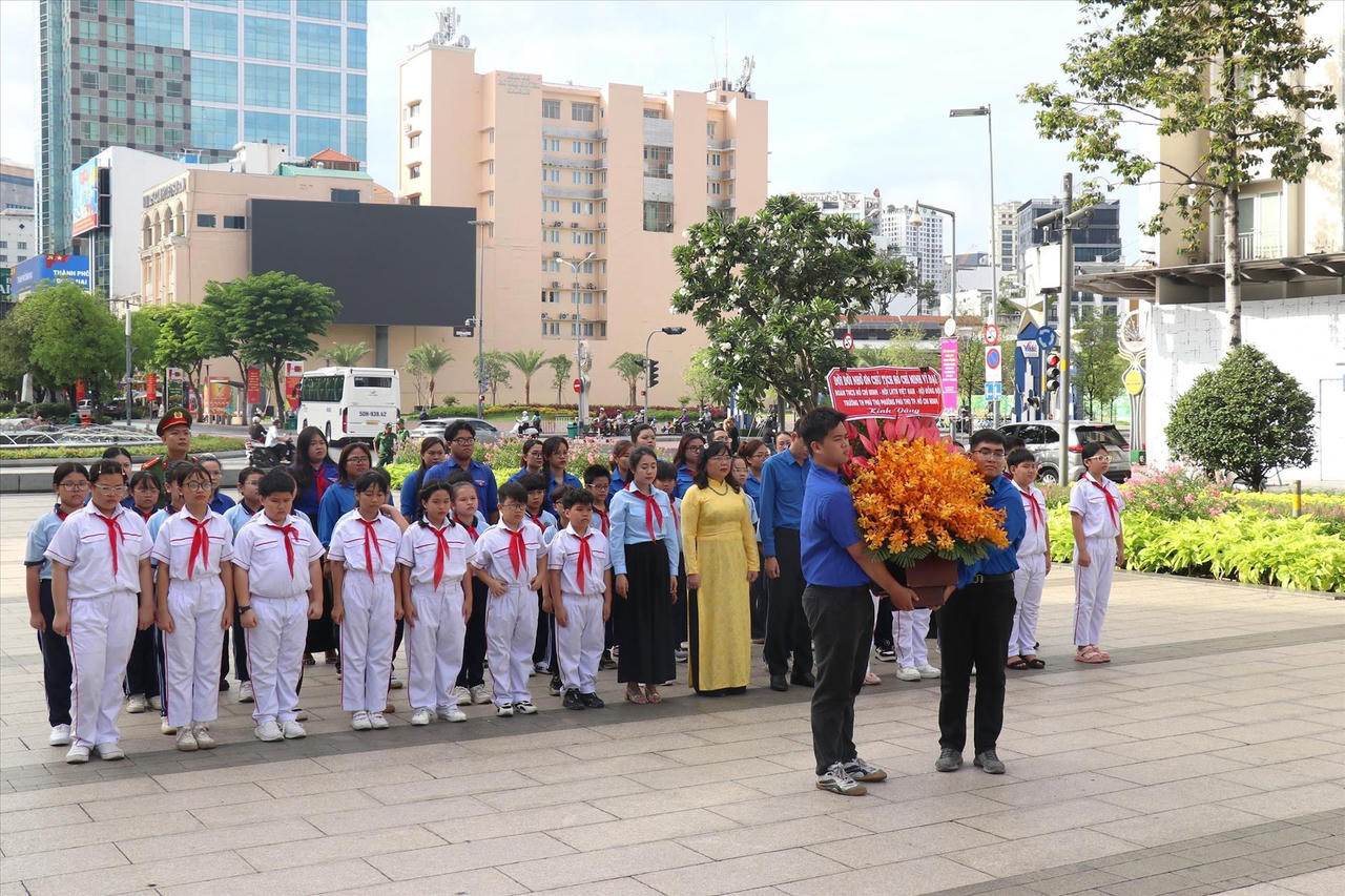 Thiếu nhi Th&agrave;nh phố Hồ Ch&iacute; Minh d&acirc;ng hoa Chủ tịch Hồ Ch&iacute; Minh tại C&ocirc;ng vi&ecirc;n tượng đ&agrave;i B&aacute;c ở phố đi bộ Nguyễn Huệ, phường S&agrave;i G&ograve;n. Ảnh: Thanh Vũ/TTXVN