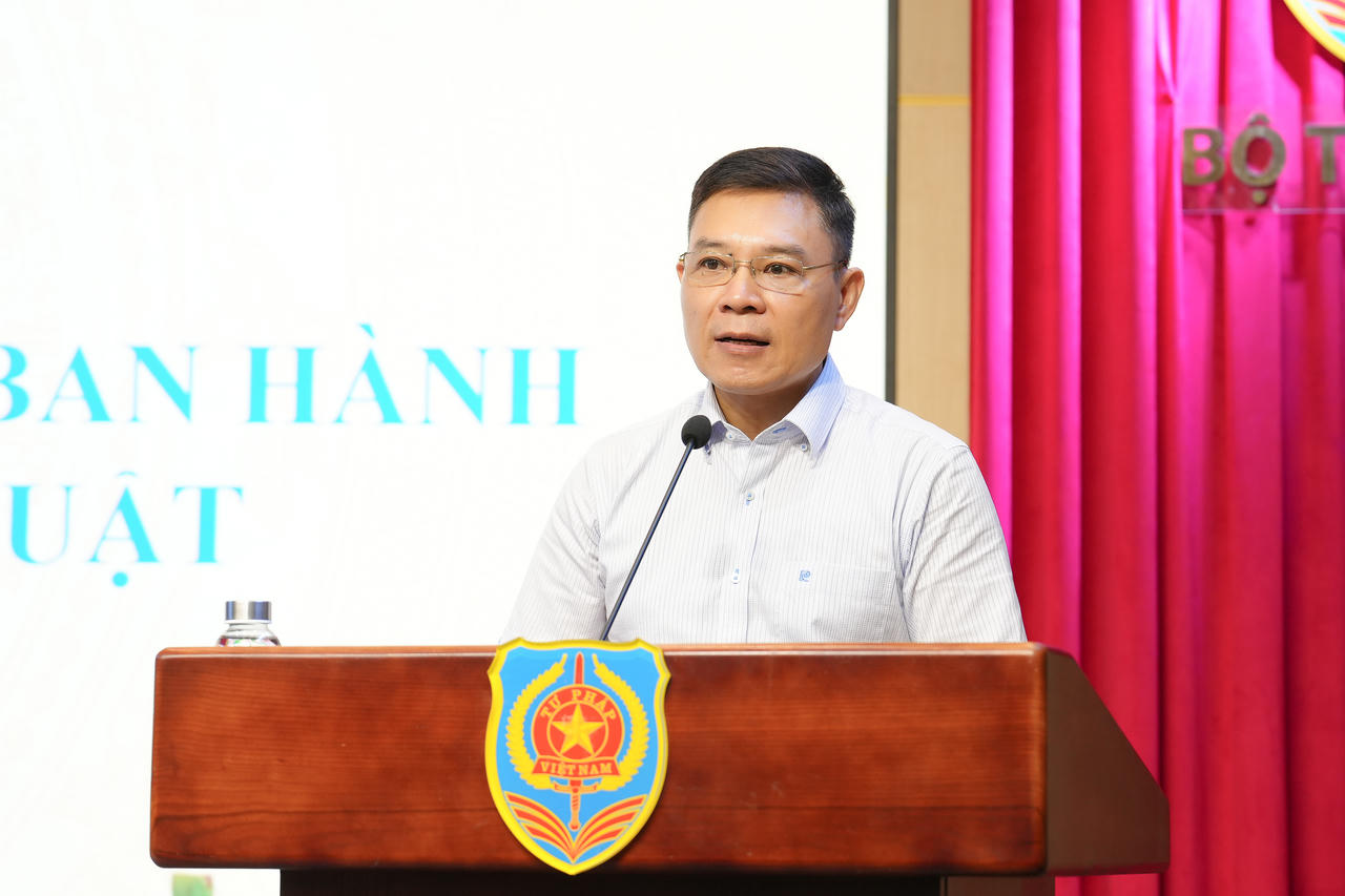 &Ocirc;ng Nguyễn Quốc Ho&agrave;n, Vụ trưởng Vụ C&ocirc;ng t&aacute;c x&acirc;y dựng VBQPPL b&aacute;o c&aacute;o tại Hội nghị.