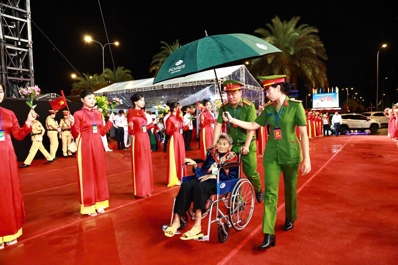 Kh&aacute;ch mời dự lễ.