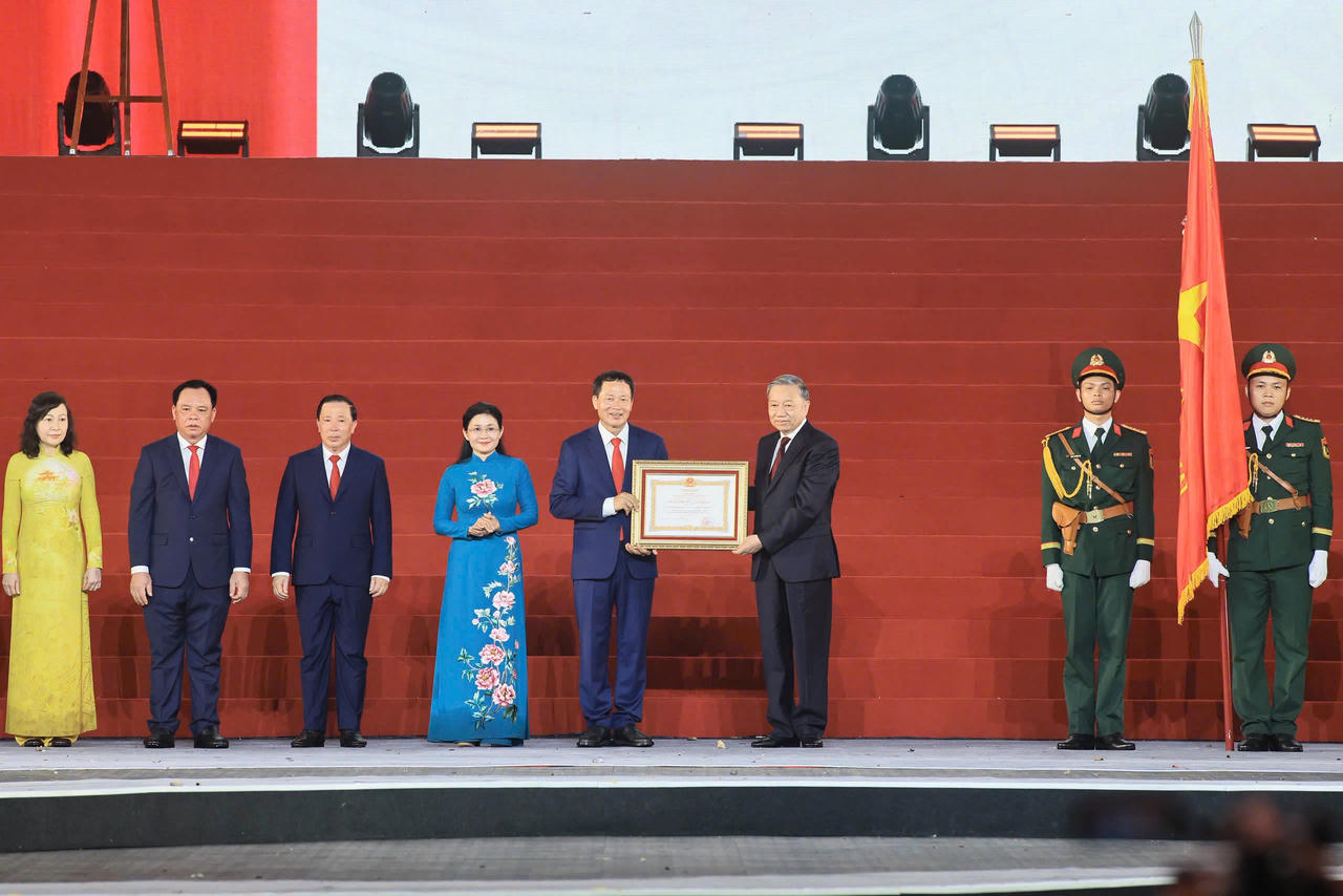 Đồng ch&iacute; Tổng B&iacute; thư, Chủ tịch nước T&ocirc; L&acirc;m trao Nghị quyết của Quốc hội về th&agrave;nh lập th&agrave;nh phố Đồng Nai cho l&atilde;nh đạo Th&agrave;nh phố.