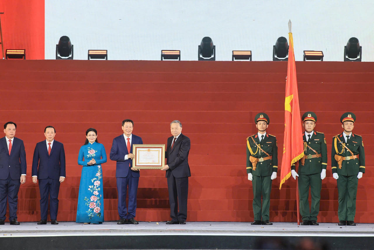 Đồng ch&iacute; Tổng B&iacute; thư, Chủ tịch nước T&ocirc; L&acirc;m trao Hu&acirc;n chương Lao động hạng Nhất cho Đảng bộ, ch&iacute;nh quyền v&agrave; nh&acirc;n d&acirc;n th&agrave;nh phố Đồng Nai.