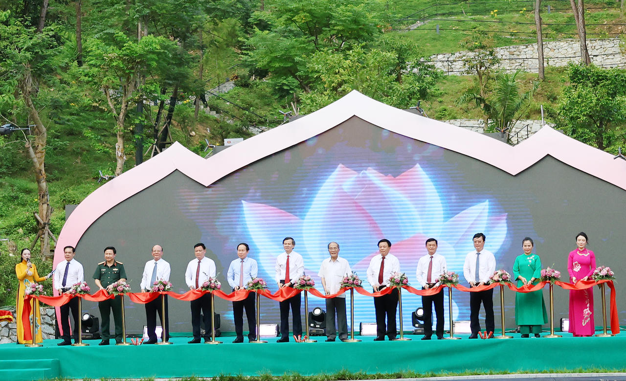 C&aacute;c đại biểu cắt băng kh&aacute;nh th&agrave;nh c&ocirc;ng tr&igrave;nh th&aacute;c 9 tầng.&nbsp;
