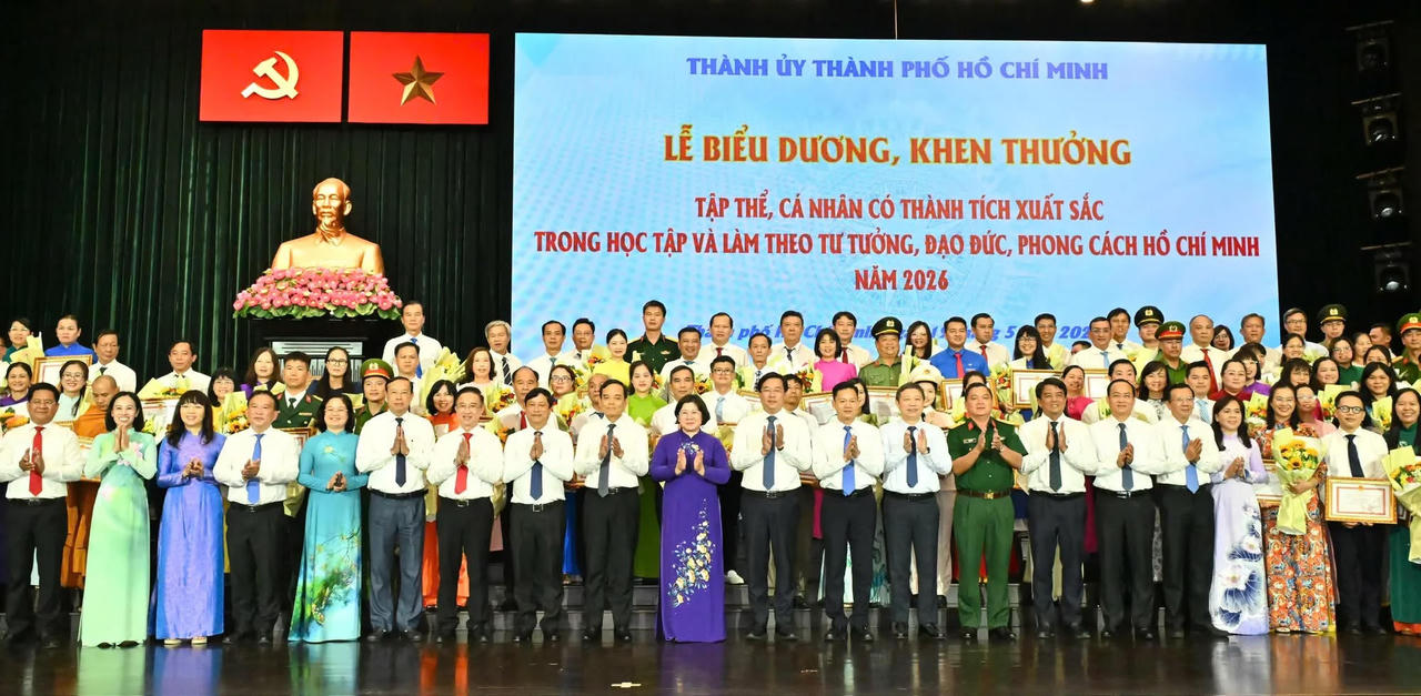 181 tập thể v&agrave; 177 c&aacute; nh&acirc;n ti&ecirc;u biểu trong việc học tập, l&agrave;m theo tư tưởng, đạo đức, phong c&aacute;ch Hồ Ch&iacute; Minh năm 2026 được Chủ tịch UBND TP Hồ Ch&iacute; Minh đ&atilde; trao tặng Bằng khen.