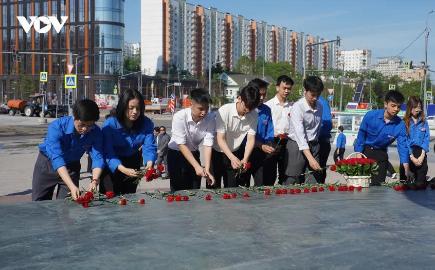 Tuổi trẻ Việt Nam tại Nga th&agrave;nh k&iacute;nh d&acirc;ng l&ecirc;n B&aacute;c những b&ocirc;ng hoa tươi thắm (Ảnh: VOV)