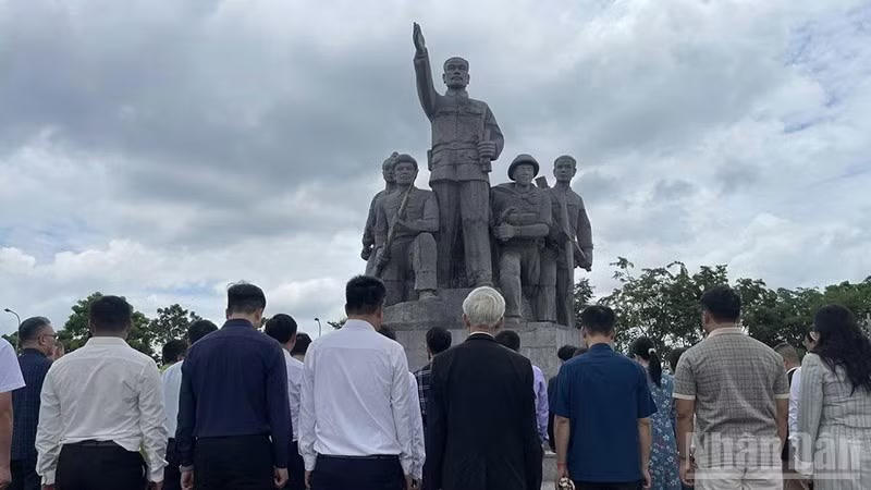 C&aacute;c đại biểu hai nước Việt Nam-L&agrave;o d&acirc;ng hương tại Tượng đ&agrave;i Li&ecirc;n minh chiến đấu L&agrave;o-Việt Nam ở tỉnh Khammouane. (Ảnh: Nh&acirc;n D&acirc;n)