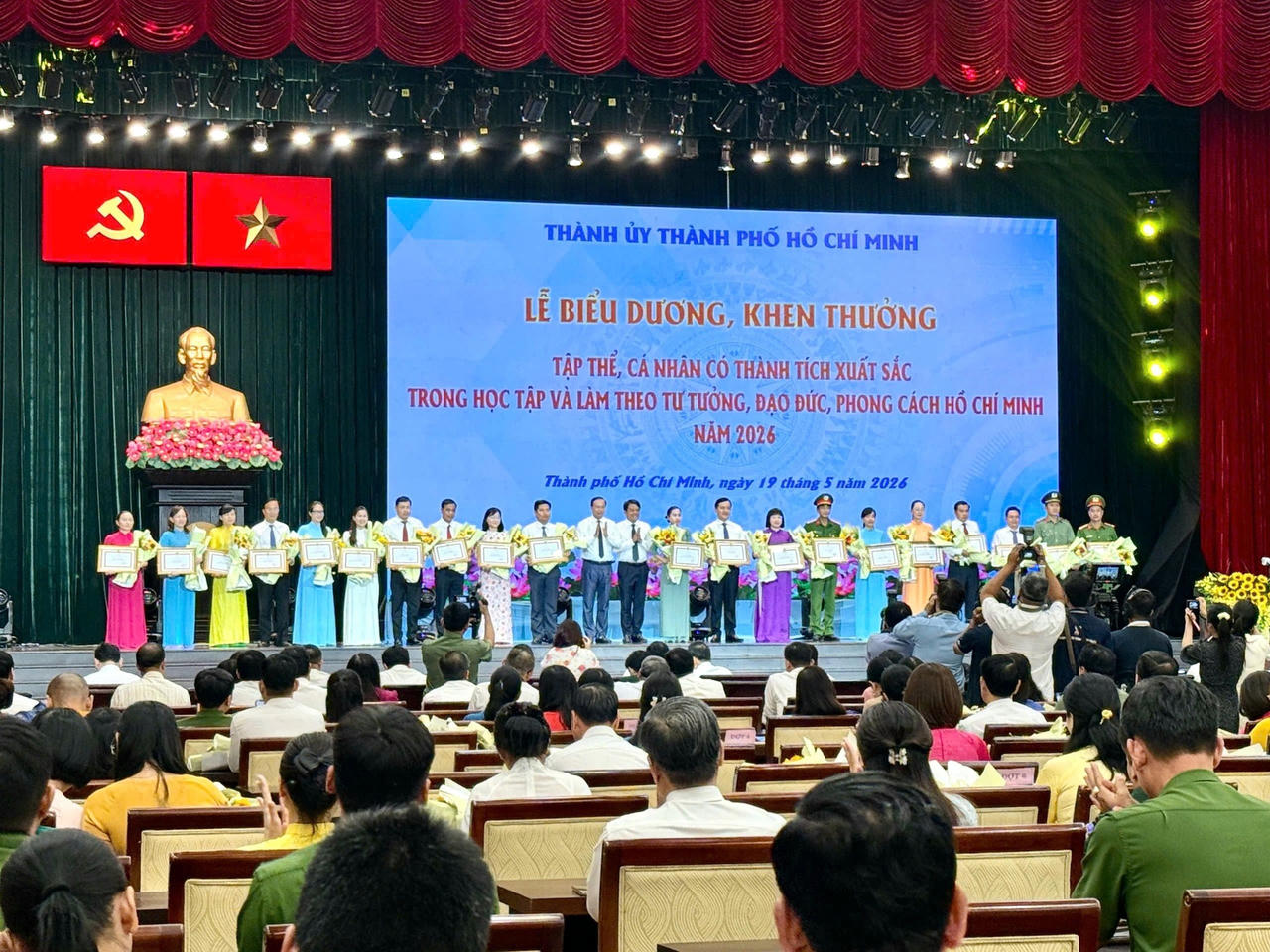 Việc học tập v&agrave; noi theo tư tưởng, đạo đức, phong c&aacute;ch của Người lu&ocirc;n được x&aacute;c định l&agrave; nhiệm vụ trọng t&acirc;m, then chốt.
