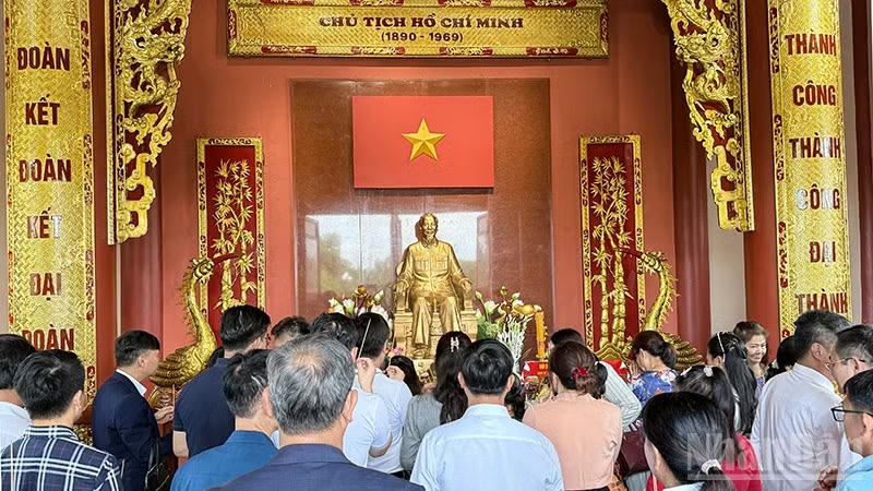 Đảng ủy, cộng đồng người Việt Nam tại L&agrave;o d&acirc;ng hương tại Khu lưu niệm Chủ tịch Hồ Ch&iacute; Minh ở bản Xiengvang, huyện Nongbok, tỉnh Khammouane, L&agrave;o. (Ảnh: Nh&acirc;n D&acirc;n)